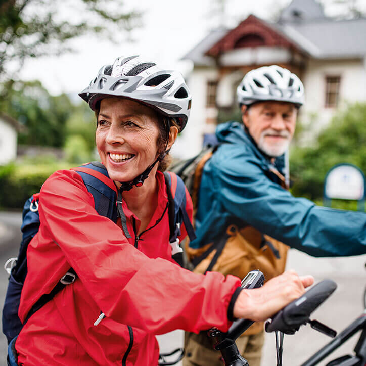 Aktives, älteres Paar mit Fahrrädern | Doppelherz